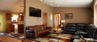 9-bedroom lodge in Dallas, South Dakota perfect for any family retreat.