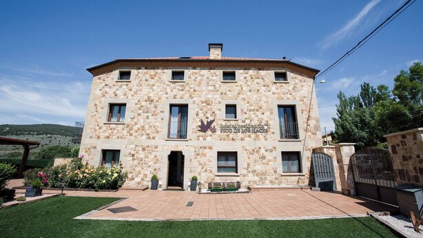 A stone building with a sign reading 'hostal residencia PICO DE LOS HACES.' - Premium Rural House · Garden & Barbecue (Garray)