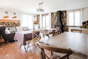 House, Multiple Bedrooms, Accessible, Patio | Dining - Premium Rural House · Garden & Barbecue (Garray)