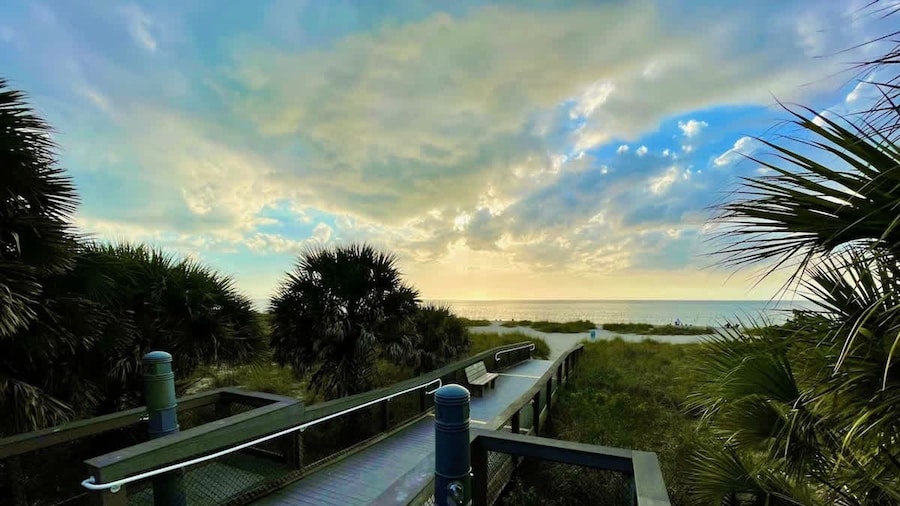 5 Mins to Nokomis Beach Tropical Bungalow
