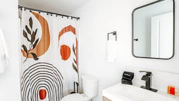 Chambre Double Deluxe, 1 très grand lit, animaux de compagnie acceptés | Salle de bain