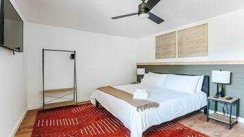 Deluxe Double Room, 1 King Bed, Pets Allowed | Desk, laptop workspace, WiFi (free)