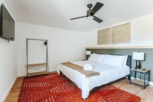 Deluxe Double Room, 1 King Bed, Pets Allowed | Desk, laptop workspace, WiFi (free)