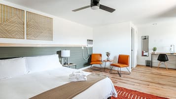 Kamar Double Deluks, 1 Tempat Tidur King, Hewan Peliharaan Diizinkan | Meja kerja, ruang kerja ramah laptop, dan Wi-Fi gratis
