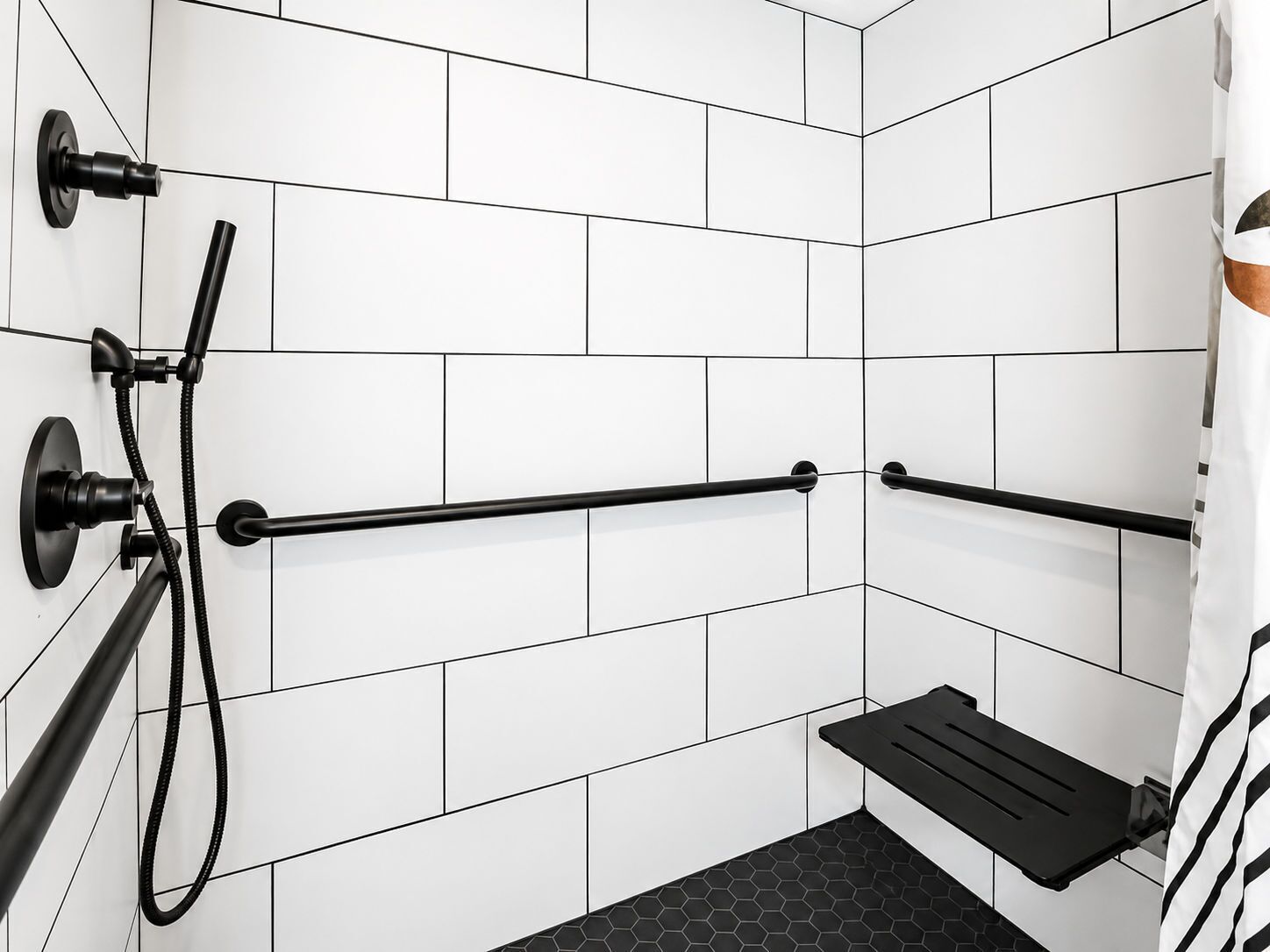 Habitación doble clásica, 1 cama King size, acceso para personas con movilidad reducida | Baño | Amenidades de baño gratuitas, secadora de cabello, toallas, jabón 