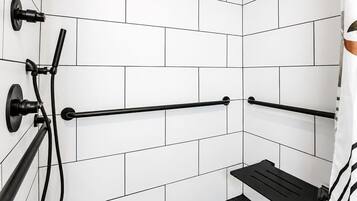Habitación doble clásica, 1 cama King size, acceso para personas con movilidad reducida | Baño | Amenidades de baño gratuitas, secadora de cabello, toallas, jabón