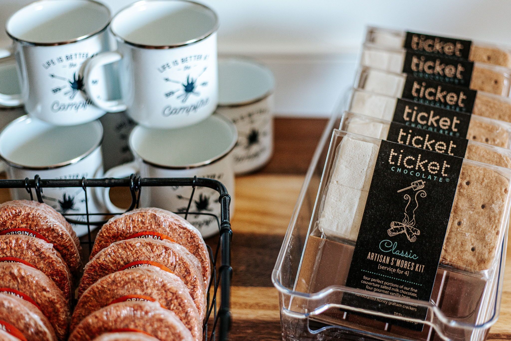 Un plateau de biscuits, une boîte de chocolats et plusieurs tasses décorées.