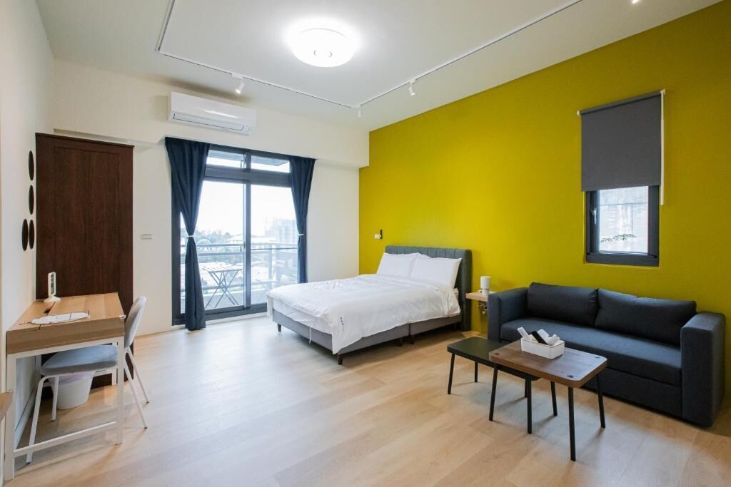 Standaard tweepersoonskamer, 1 queensize bed, balkon, uitzicht op de binnenplaats | Woonruimte