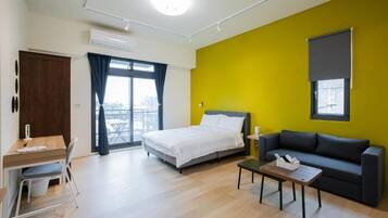 Standaard tweepersoonskamer, 1 queensize bed, balkon, uitzicht op de binnenplaats | Woonruimte