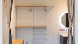 A compact room with a desk, chair, and a mirror. - Letaotao Inn (Ji'an)