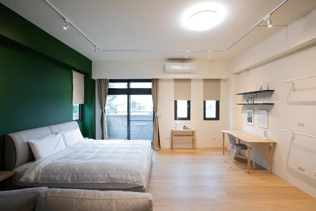 Une chambre à coucher avec un lit, un bureau et un radiateur.