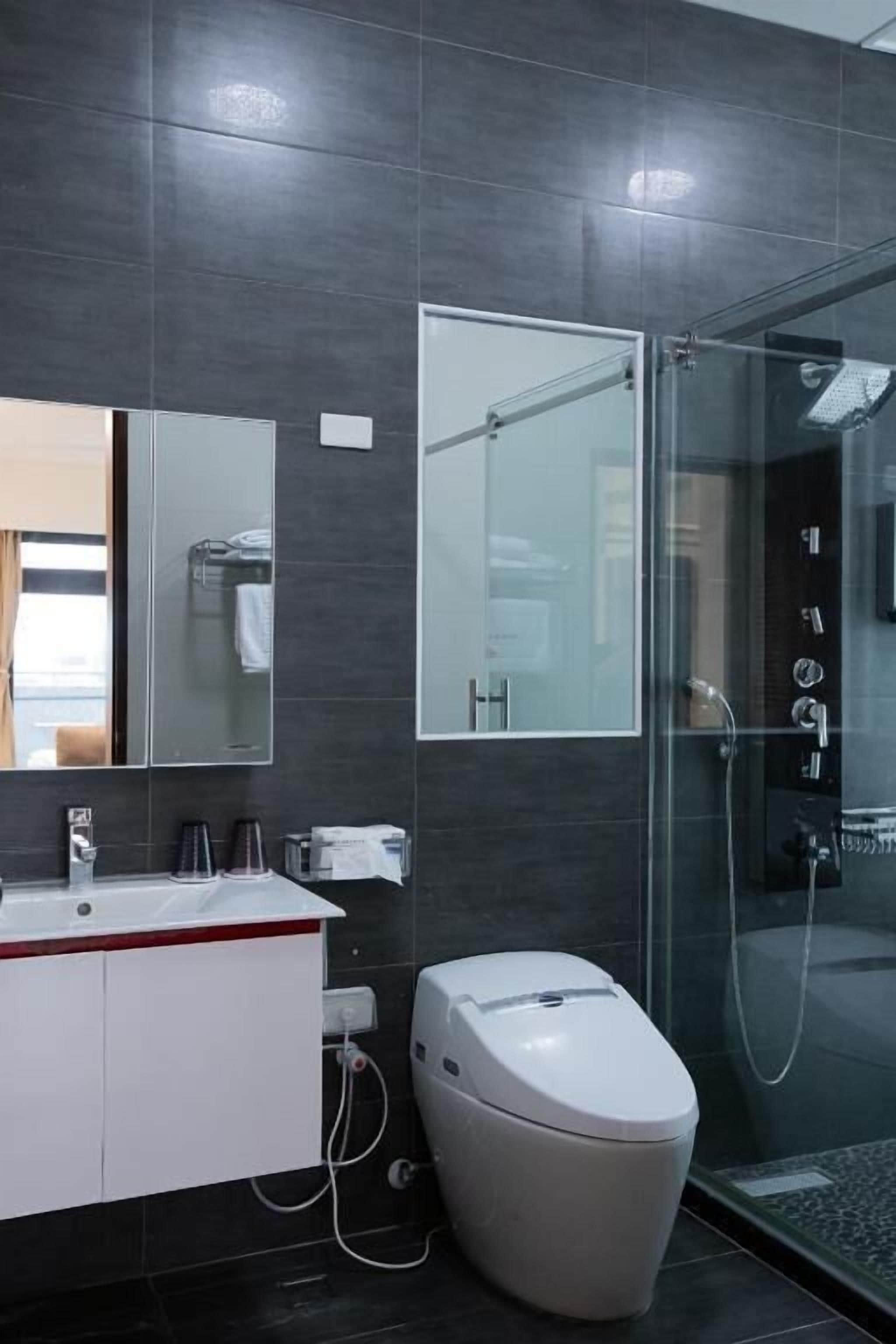 Deluxe Double Room, 1 King Bed, Balcony, Courtyard View | Bathroom | Slippers