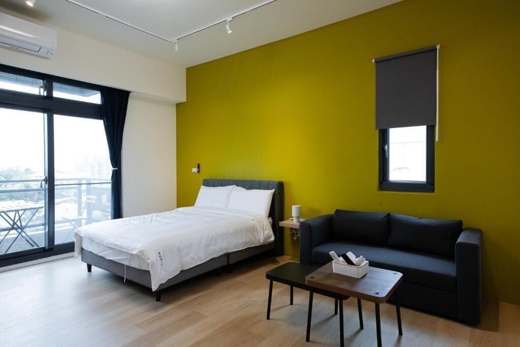 Habitación doble estándar, 1 cama Queen size, balcón, vista al patio | Área de sala de estar