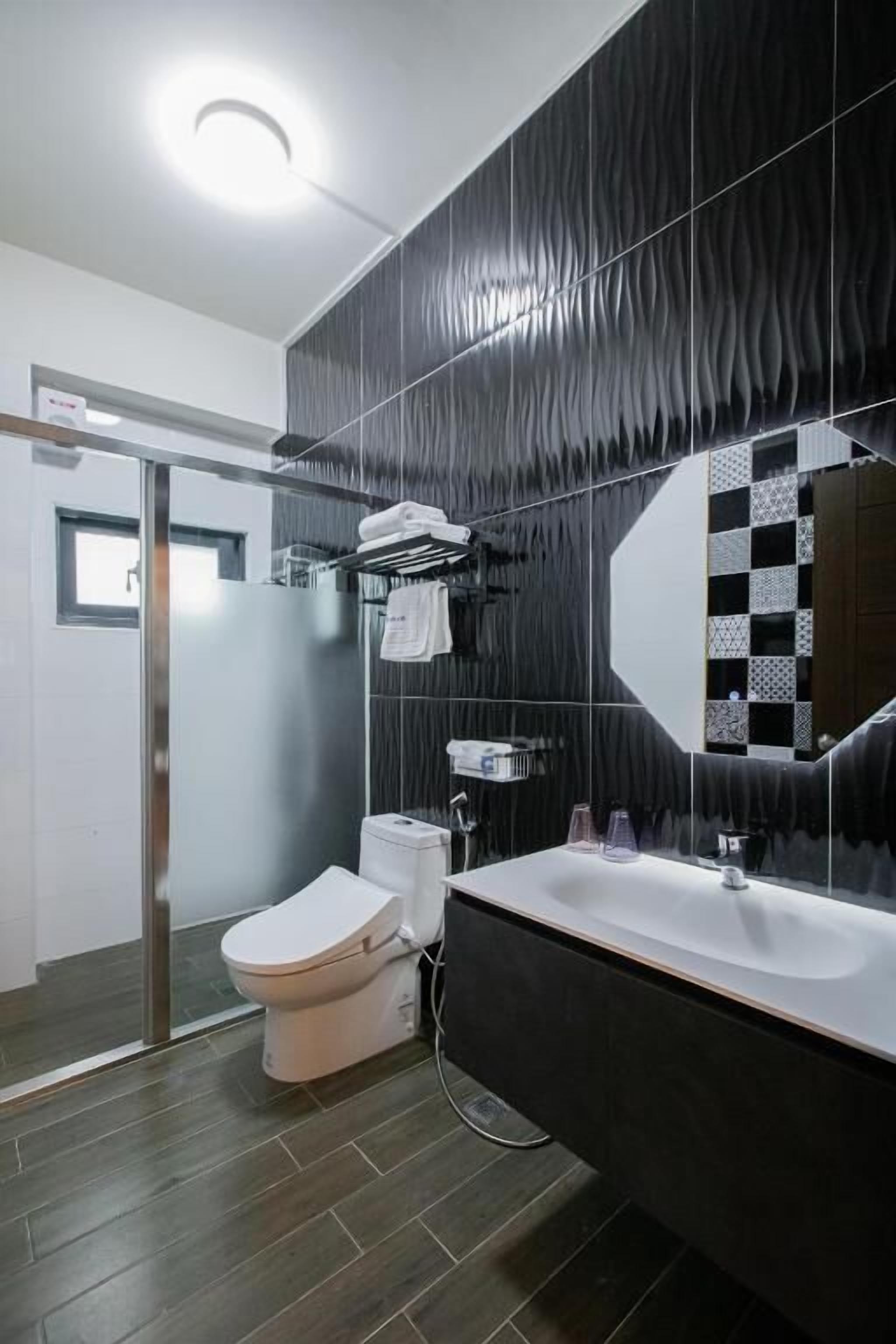 Standard Double Room, 1 Queen Bed, Balcony, Courtyard View | Bathroom | Slippers
