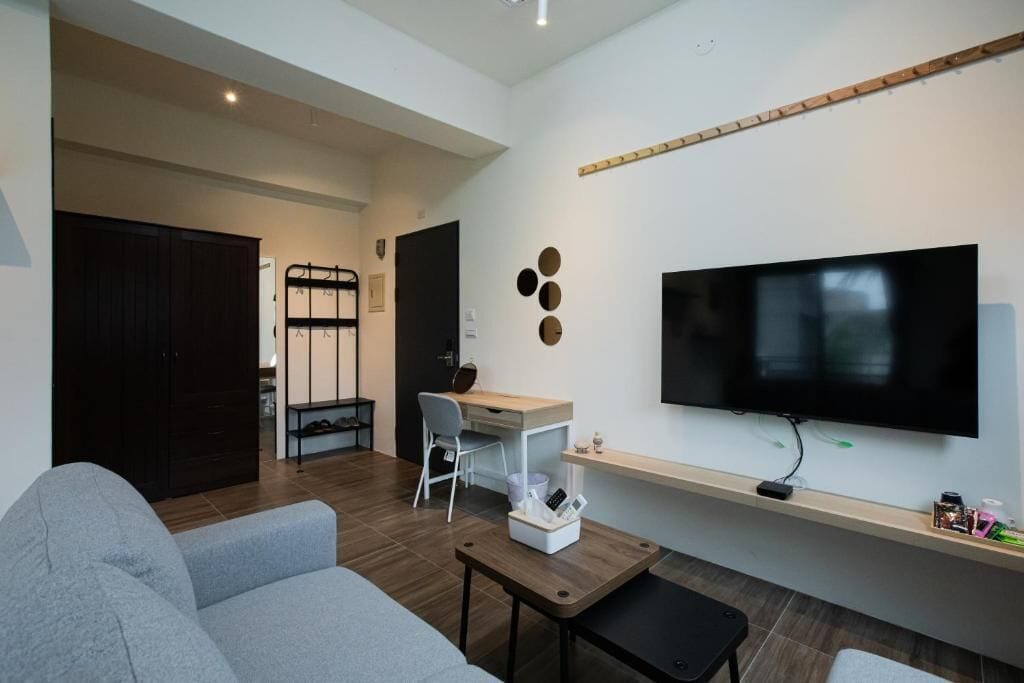 Superior Double Room, 1 King Bed, Balcony, Mountain View | Living area