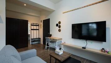 Superior Double Room, 1 King Bed, Balcony, Mountain View | Living area