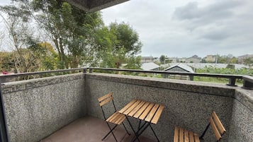 Deluxe Double Room, 1 King Bed, Balcony, Courtyard View | Outdoor dining