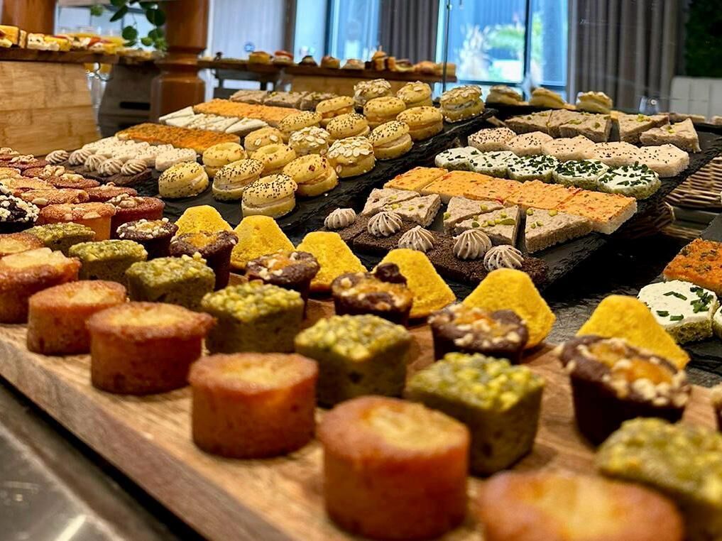 Une variété de pâtisseries et de desserts présentés sur une planche en bois.