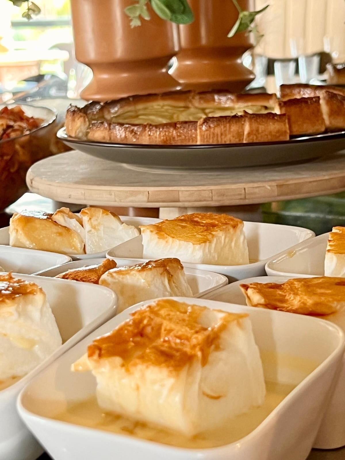 Eine Auswahl an Desserts mit verschiedenen Gebäcken und einer Torte auf einer Etagerre.