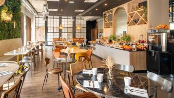 Café da manhã com buffet todos os dias mediante uma taxa