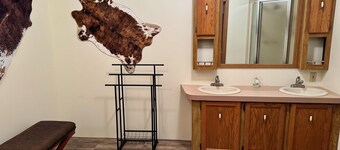 Spud Hill Hideaway - Old West charm with modern comfort