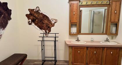 Spud Hill Hideaway - Old West charm with modern comfort