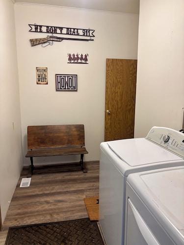 Spud Hill Hideaway - Old West charm with modern comfort