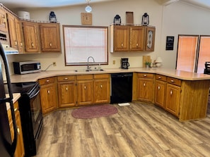 Coffee/tea maker, fridge, microwave, oven