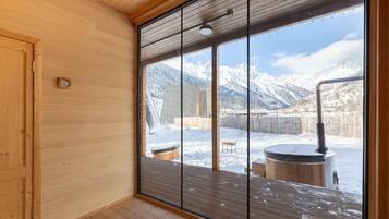 Chalet, balcon, vue sur la cour intérieure | Intérieur