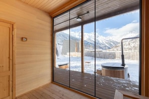 Chalet, Balkon, Blick auf den Innenhof | Innenbereich