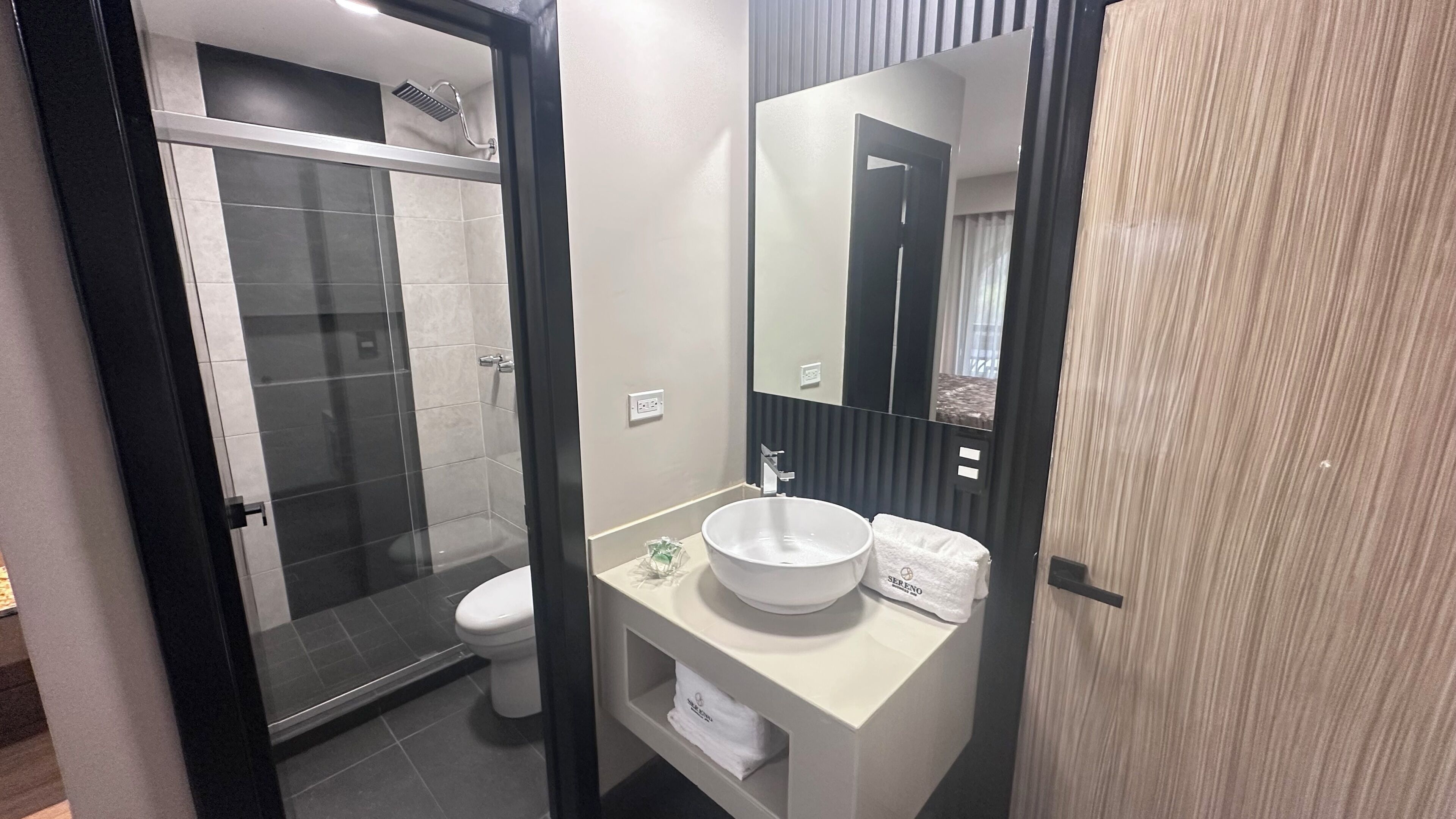 Doppia Standard | Bagno | Doccia, asciugamani, sapone, shampoo