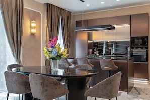 Dining - Vrbo Property (Roma)
