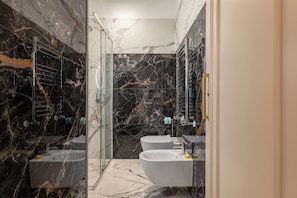 Hair dryer, bidet, towels, soap - Vrbo Property (Roma)