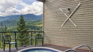 Outdoor spa tub - Christmas in Whistler!   1 bedroom + den condo. Walk to the slopes!  (Whistler)