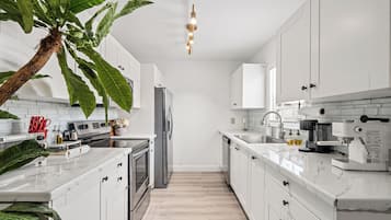 Kaffe- och tebryggare, kylskåp, mikrovågsugn och ugn
