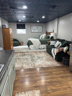 Iron/ironing board, WiFi, bed sheets - Downtown Vibes in the Heart of Mohican Country (Loudonville)