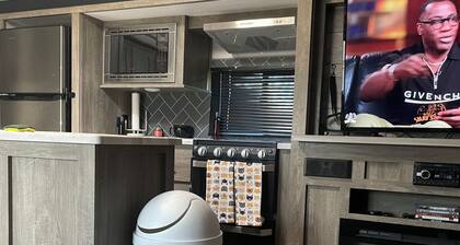 2-bedroom campground in amazing Houston with cool AC breeze pond with fishing