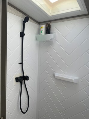 Handtücher, Seife, Toilettenpapier