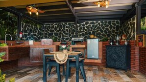 Habitación doble, balcón, vista al lago | Restaurante al aire libre