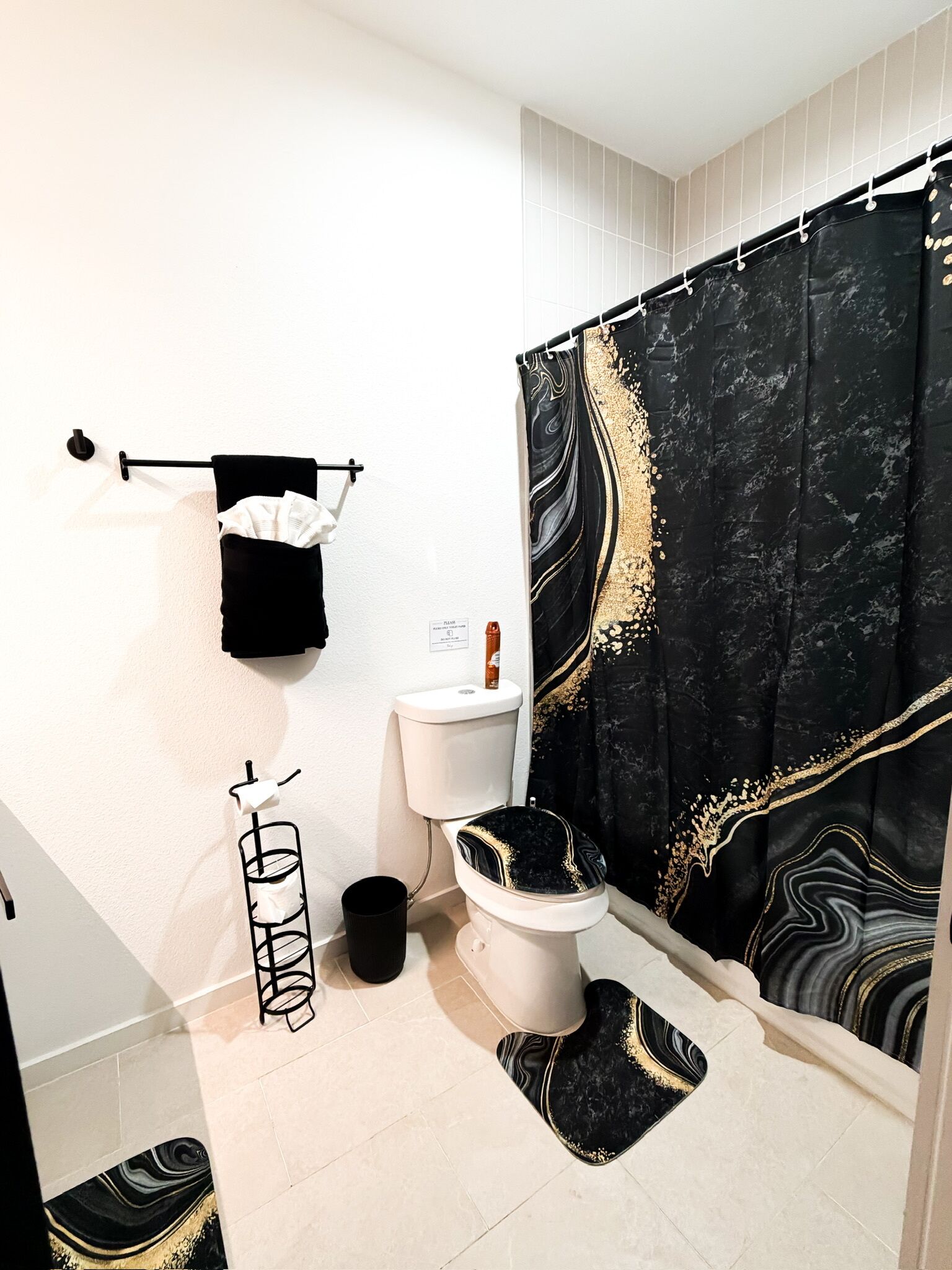 Regadera, toallas, jabón, papel de baño 
