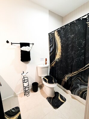 Dusche, Handtücher, Seife, Toilettenpapier