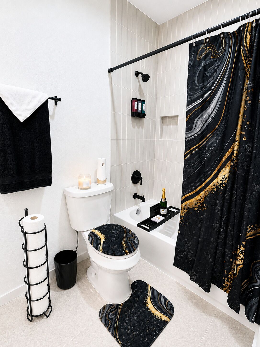 Een badkamer met toilet, bidet, badkuip en douchegordijn met een zwart en gouden ontwerp.
