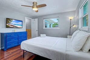 Iron/ironing board, travel cot, WiFi, bed sheets - Family and dog friendly home with private pool (Largo)