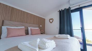 Ein Hotelzimmer mit einem Bett, einer herzförmigen Dekoration und Blick durch ein Fenster.