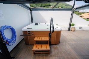 Outdoor spa tub - Eva's House (Funchal)