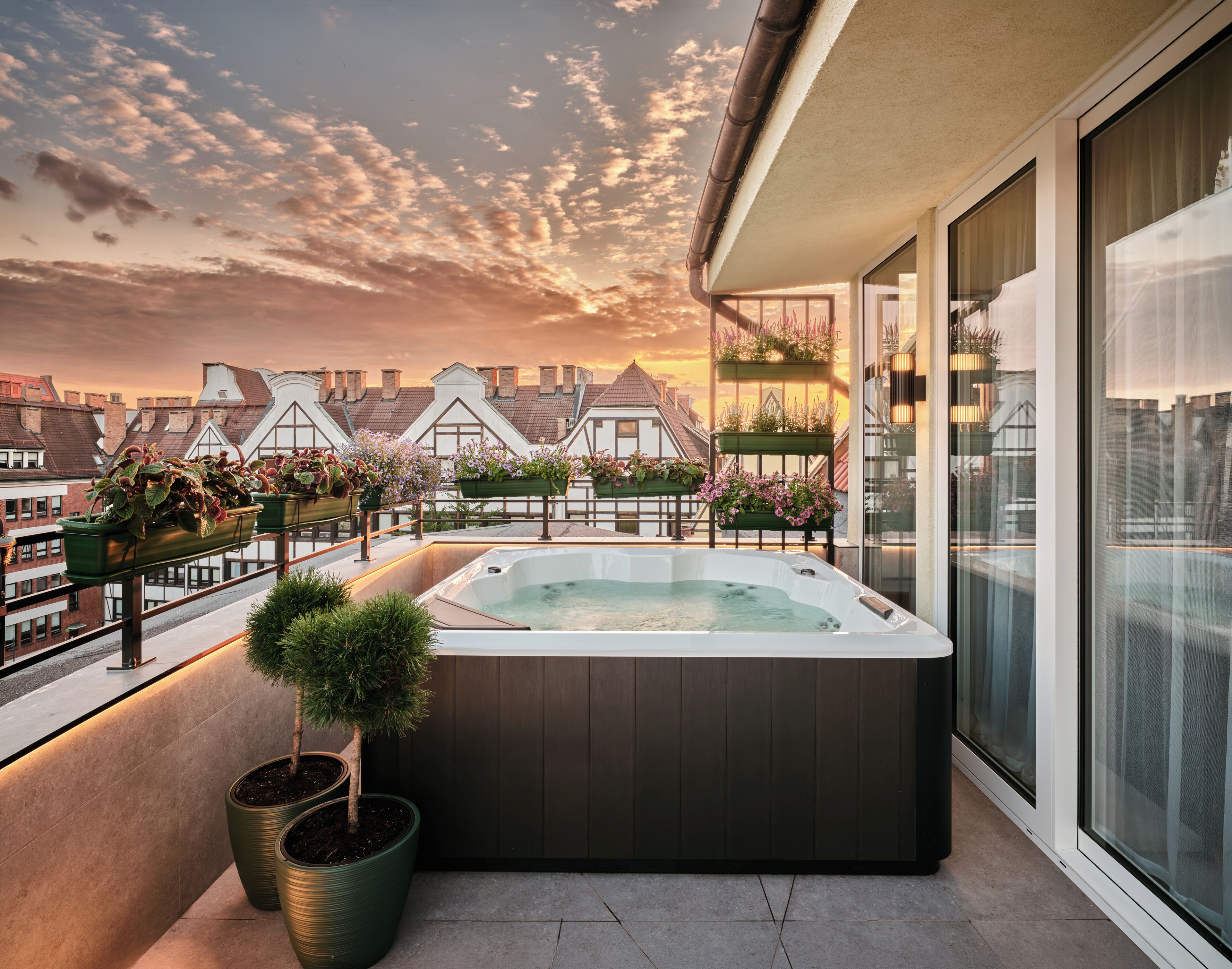 Presidential Suite, 1 Double Bed, City View | Jetted bathtub