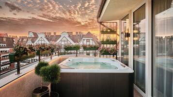 Presidential Suite, 1 Double Bed, City View | Jetted bathtub