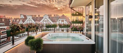 Presidential Suite, 1 Double Bed, City View | Jetted bathtub