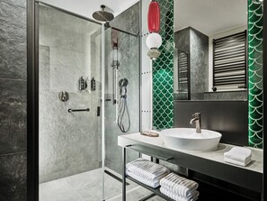 Chuveiro, chuveiro com efeito de chuva, secador de cabelo 