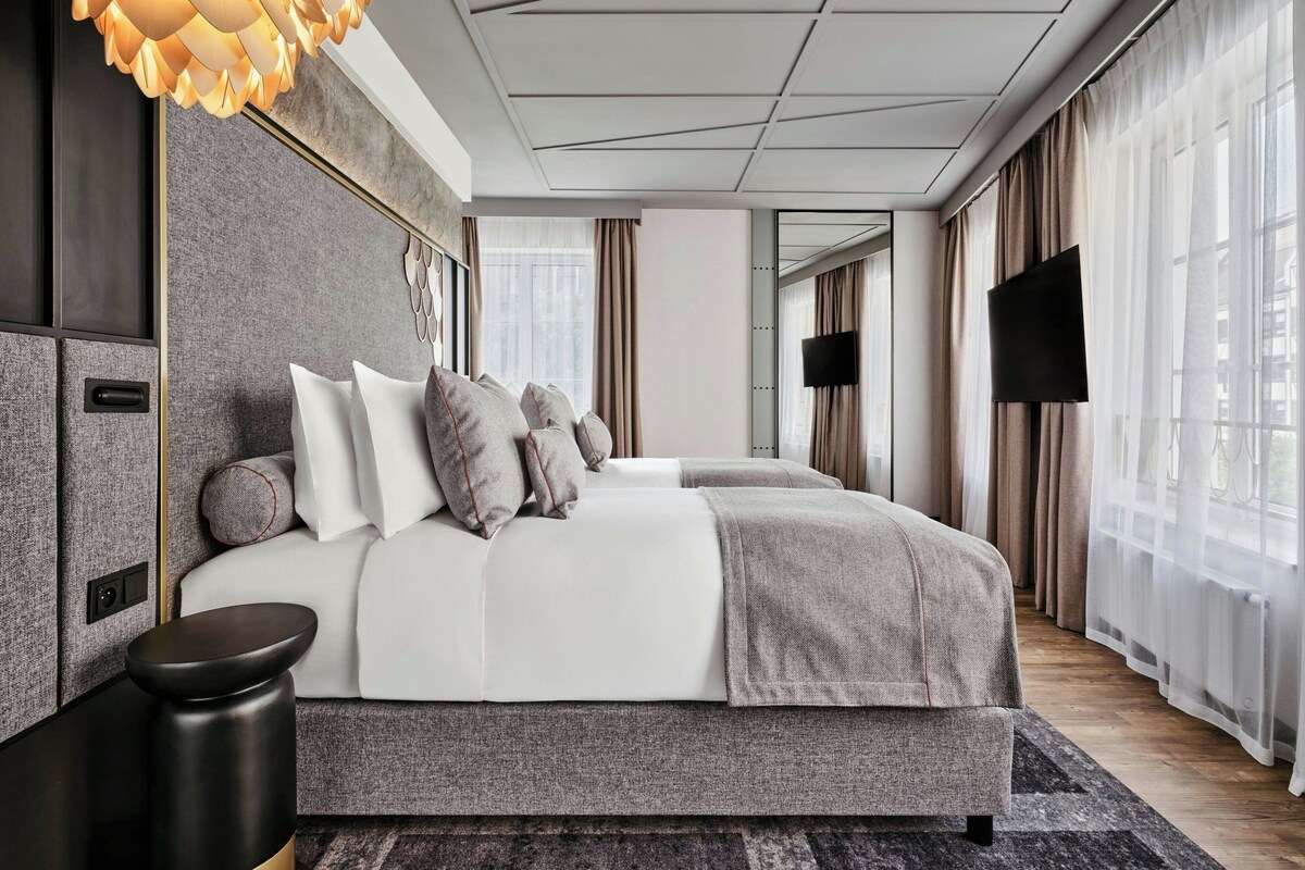 Un dormitorio moderno con una cama grande, un televisor de pantalla plana y vistas al exterior.